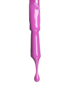 Fırçadan damlayan mor oje beyaza izole edilmiş.