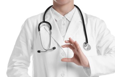 Doktor beyaz arka planda bir şey tutuyor, yakın plan.