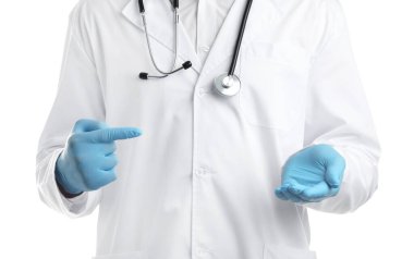 Doktor beyaz arkaplanda bir şeye işaret ediyor, yakın plan.