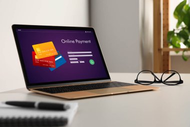 Çevrimiçi ödeme sistemi. Masada açık uygulaması olan dizüstü bilgisayar