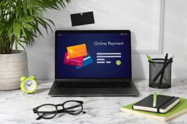 Çevrimiçi ödeme sistemi. Masada açık uygulaması olan dizüstü bilgisayar