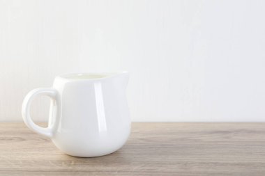 Tahta masada bir sürahi taze süt, metin için yer var.