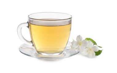 Cam bardakta yasemin çayı ve beyaz bardakta izole edilmiş çiçekler.