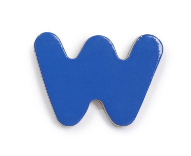 Mavi manyetik harf W beyaz üzerinde izole, üst manzara. Alfabe