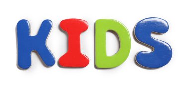 Alfabe. Sözcük Çocuklar manyetik harfler beyaz, üst görünümde izole