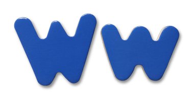 Büyük ve küçük mavi manyetik harf W beyazı izole etti