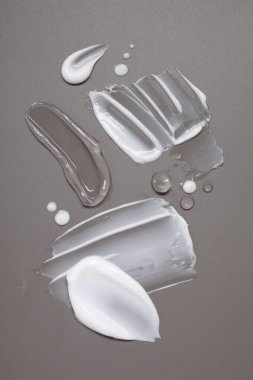 Gri arka planda yüz kremi ve jöle, üst manzara