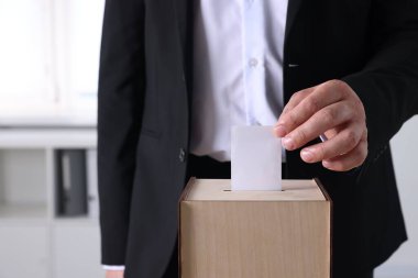 Adam oyunu kapalı bir yerde sandığa koyuyor.