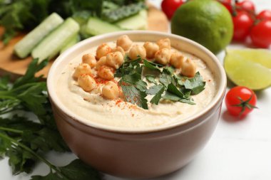 Kavanozda nohut ve ışık masasında taze ürünler, yakın plan.