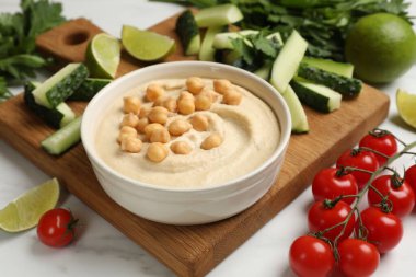 Kavanozda nohut ve ışık masasında taze ürünler, yakın plan.