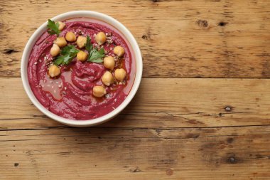 Tahta masada, nohut ve maydanozlu leziz pancar humusu. Metin için boşluk