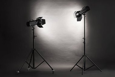 Stüdyoda karanlık fotoğraf arkaplanı ve profesyonel ışıklandırma ekipmanları