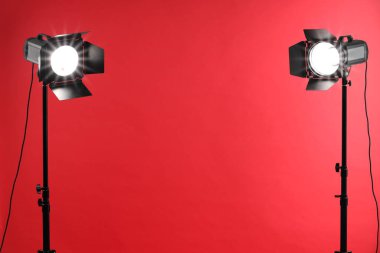 Stüdyoda kırmızı fotoğraf ve profesyonel ışıklandırma ekipmanları