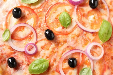 Arka planda fesleğenli lezzetli vejetaryen pizza, yakın plan.