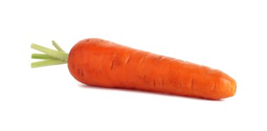 Taze olgun bir havuç beyazda izole edilmiş.