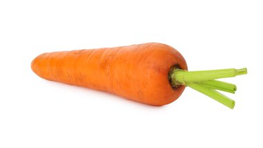 Taze olgun bir havuç beyazda izole edilmiş.