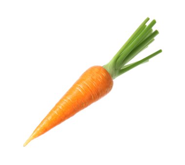 Taze olgun bir havuç beyazda izole edilmiş.