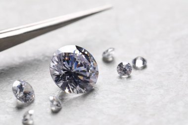 Işıklı arka planda pek çok güzel pırlanta, yakın plan