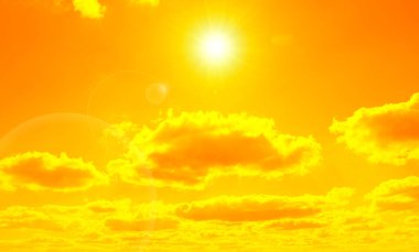 Sıcak yaz havasında güneşli ve bulutlu turuncu gökyüzü