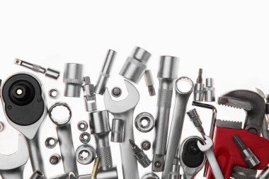 Beyaz arkaplan üzerinde otomatik tamircinin araçları kümesi, düz yatıyordu