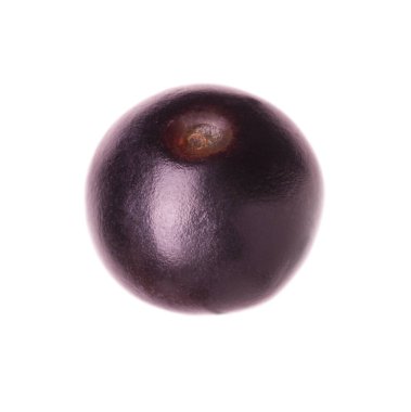 Taze olgun acai üzümü beyaza izole edilmiş.