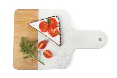 Lezzetli bruschetta taze ricotta (krem peynir), domates ve dereotu beyaza izole edilmiş, üst manzara