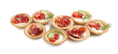 Jambonlu nefis kanepeler, kuru füme sosis ve beyaz üzerine izole edilmiş sebzeler.