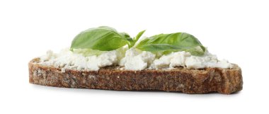 Beyaz üzerine izole edilmiş ricotta peynirli ve fesleğenli nefis bruschetta.