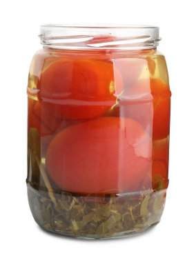 Kavanozdaki domates turşusu beyaza izole edilmiş.