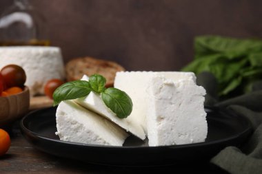 Taze ricotta (krem peynir) ve fesleğen masada, yakın plan.