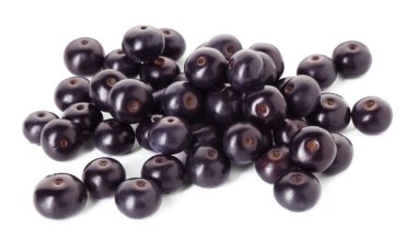 Taze olgun acai üzümleri beyaza izole edilmiş.