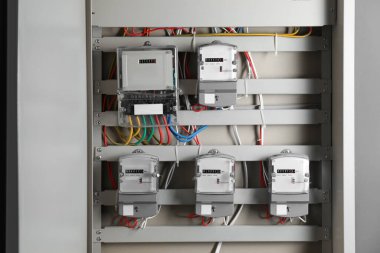 Elektrik sayaçları ve sigorta kutusundaki kablolar. Enerji ölçüm aygıtı