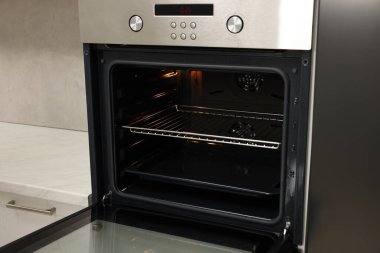 Mutfakta elektrikli fırın aç. Yemek pişirme aygıtı