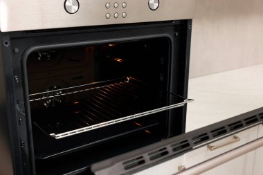 Mutfakta elektrikli fırın aç. Yemek pişirme aygıtı