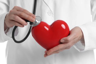 Steteskoplu ve kırmızı kalpli doktor, yakın plan.