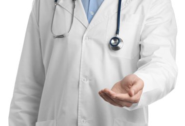 Doktor beyaz arka planda bir şey tutuyor, yakın plan.