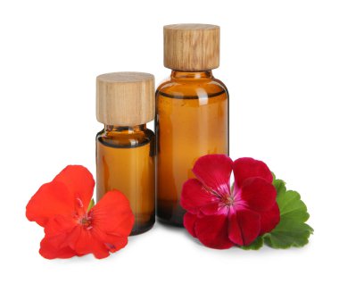 Sardunya şişeleri gerekli yağ ve beyaz üzerine izole edilmiş güzel çiçekler.