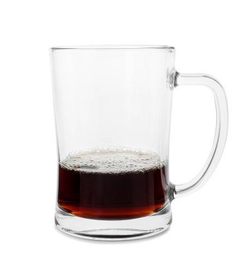 Neredeyse boş bira kupası beyaza izole edilmiş.