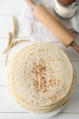 Lezzetli ev yapımı tortilla, un, çiviler ve beyaz ahşap masa üzerinde merdane.