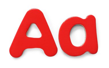 Büyük ve küçük kırmızı manyetik harf izole edilmiş beyaz