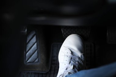 Adam arabanın frenine basıyor, yakın plan.