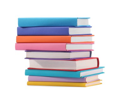 Beyaza izole edilmiş renkli kitap yığını