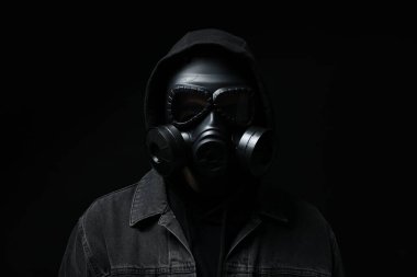 Siyah arka planda gaz maskeli adam.