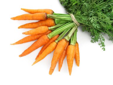 Taze olgun havuçlar. Beyazlar üzerinde izole edilmiş, üst manzara.