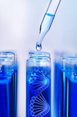 Damlatıcıdan test tüpüne DNA örneği damlatılıyor. Laboratuvarda, yakın plan.