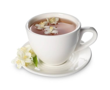 Aromatik yasemin çayı fincanda ve beyaz çiçeklerde izole.