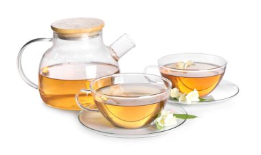 Beyaz fincanlarda, çiçeklerde ve çaydanlıkta izole edilmiş yasemin çayı.