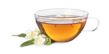 Aromatik yasemin çayı fincanda, çiçekler ve yeşil yapraklar beyazda izole.