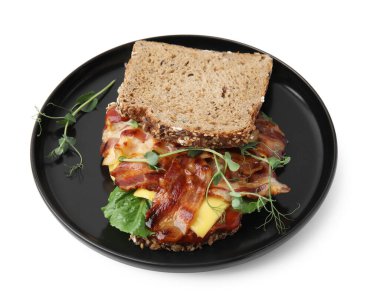 Pastırmalı lezzetli sandviç ve beyaz üzerine izole edilmiş mikro yeşillikler.