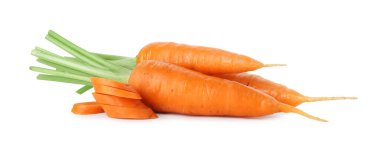 Beyaz havuçların üzerinde taze havuçlar.